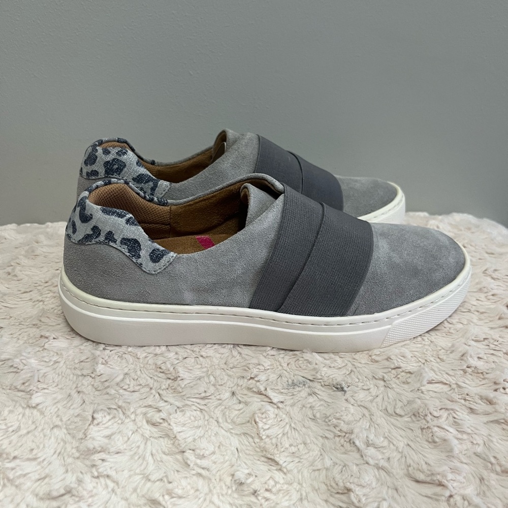 Comfortiva Tamyra gray animal slipâ on sneakers NEW 6